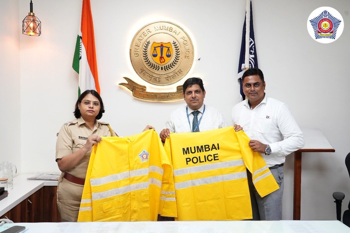 .<a href="/HDFC_Bank/">HDFC Bank</a> यांच्यावतीने मुंबई पोलीस दलाला १०,००० रेनकोट वितरित करण्यात आले. त्यांच्या या आपुलकीपूर्ण योगदानाबद्दल मनःपूर्वक आभार!

मुसळधार पावसाळ्याच्या परिस्थितीतही आमचे कर्तव्यनिष्ठ पोलीस बांधव अखंड सेवा देत आहेत. या उपक्रमामुळे त्यांचे कार्य अधिक सुलभ व सुरक्षित होईल.