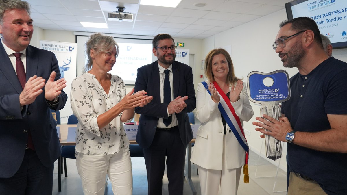 Agglo_RT78 (@agglo_rt78) on Twitter photo 🤝Signature de la convention #LaMainTendue ce 13 juin à #RambouilletTerritoires
➡️Objectif : offrir 2 logements d’urgence sécurisés aux femmes victimes de violences intrafamiliales en milieu rural
🤝Un engagement aux côtés de l'État, de l'AMR 78 et de l’ AVVEJ
📸
#VIF 🤝Signature de la convention #LaMainTendue ce 13 juin à #RambouilletTerritoires
➡️Objectif : offrir 2 logements d’urgence sécurisés aux femmes victimes de violences intrafamiliales en milieu rural
🤝Un engagement aux côtés de l'État, de l'AMR 78 et de l’ AVVEJ
📸
#VIF