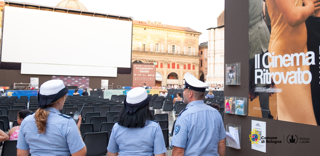 Come ogni anno #Bologna ospita il cinema in Piazza Maggiore da oggi #16giugno fino al #14agosto. Uno degli eventi più amati della città. #noicisiamo #PLBologna