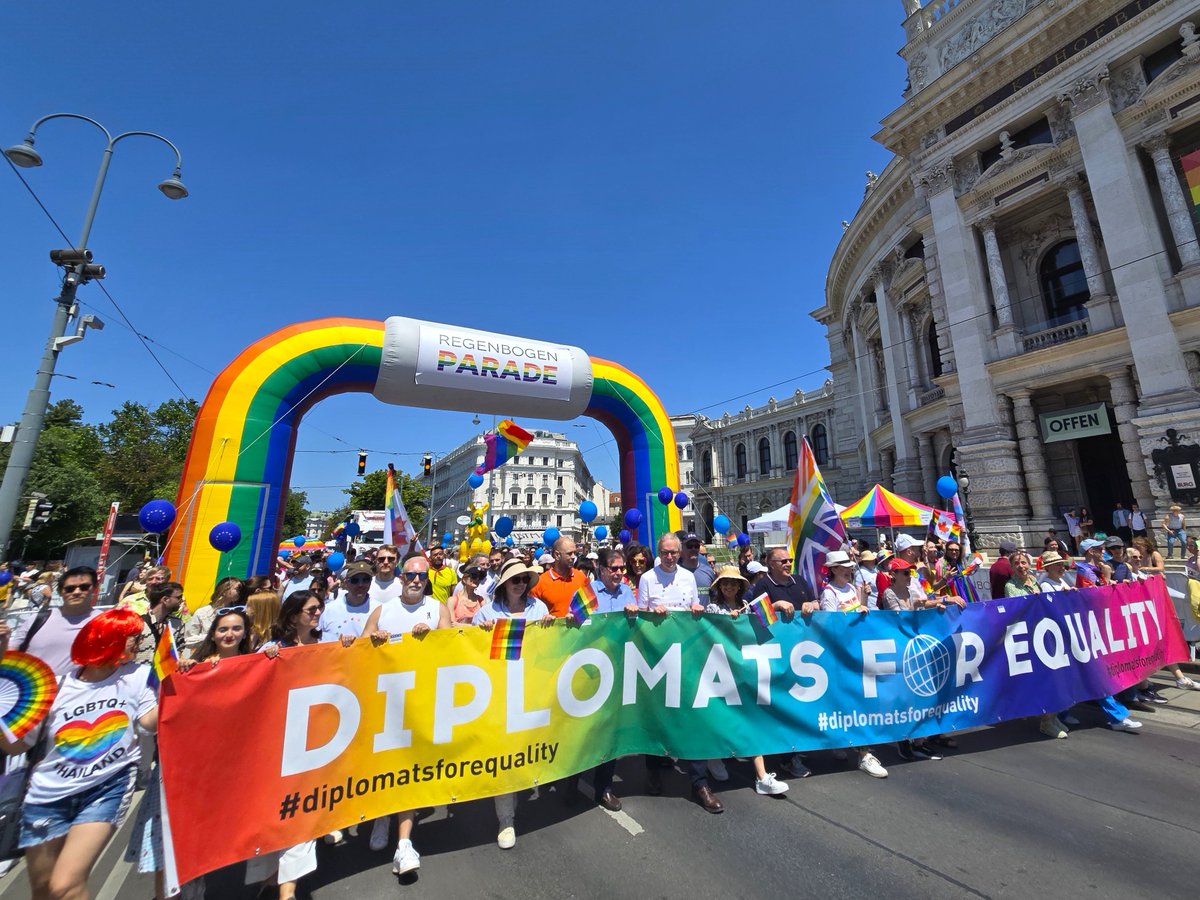 AusAmbVIE's tweet image. 🌈Australia🇦🇺 proudly joined #DiplomatsForEquality alongside #TeamEurope at @ViennaPride 2025. Together, we marched in celebration of diversity & to reaffirm our shared commitment to inclusion, equality, & the human rights of #LGBTQIA communities around the world.🌏❤️#ViennaPride