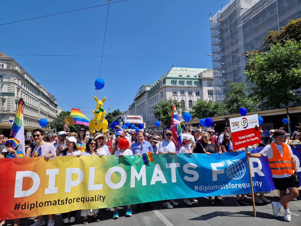 AusAmbVIE's tweet image. 🌈Australia🇦🇺 proudly joined #DiplomatsForEquality alongside #TeamEurope at @ViennaPride 2025. Together, we marched in celebration of diversity & to reaffirm our shared commitment to inclusion, equality, & the human rights of #LGBTQIA communities around the world.🌏❤️#ViennaPride
