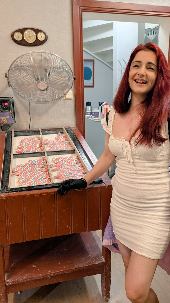 I won 1st place in candy cane making when in Gränna 😎 maybe it's time to quit streaming and do that fulltime 🥹