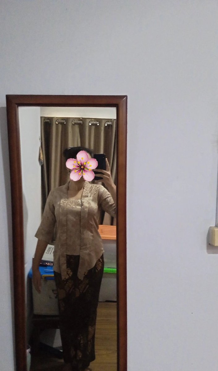 kebaya wisuda SD masi muat ternyata 😆🤏