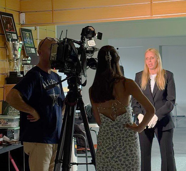 Club de Snooker Free Ball (@snookerzaragoza) on Twitter photo La semana pasada <a href="/RTVEaragon/">RTVEAragón</a> entrevistó a nuestra árbitra internacional Ana Meneses, les gustó tener la oportunidad conocer el snooker más de cerca, y se quedaron impresionados con las instalaciones de nuestro Club, un lujazo tenerlo en Zaragoza. La semana pasada <a href="/RTVEaragon/">RTVEAragón</a> entrevistó a nuestra árbitra internacional Ana Meneses, les gustó tener la oportunidad conocer el snooker más de cerca, y se quedaron impresionados con las instalaciones de nuestro Club, un lujazo tenerlo en Zaragoza.