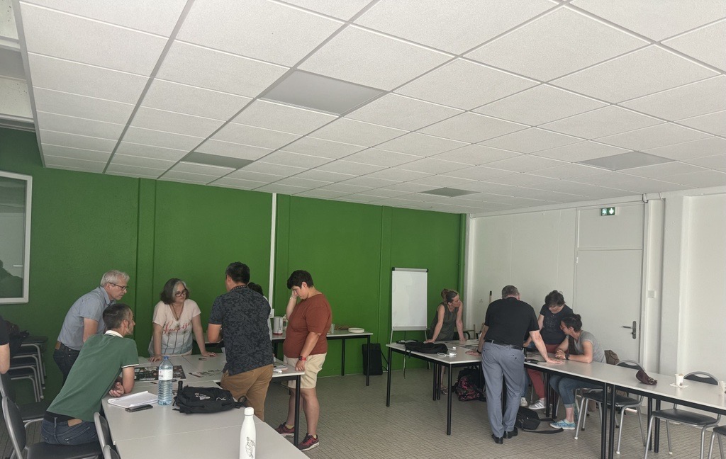 JFAlbert71's tweet photo. Après la signature du partenariat avec le département et la préfecture du 71, une partie des conseillers numériques ont été formés aux ateliers "Les Magiciens du Numérique". Le but est de les déployer dans tous les collèges de Saône-et-Loire pour favoriser l’inclusion numérique. https://t.co/U8aJMU88zh