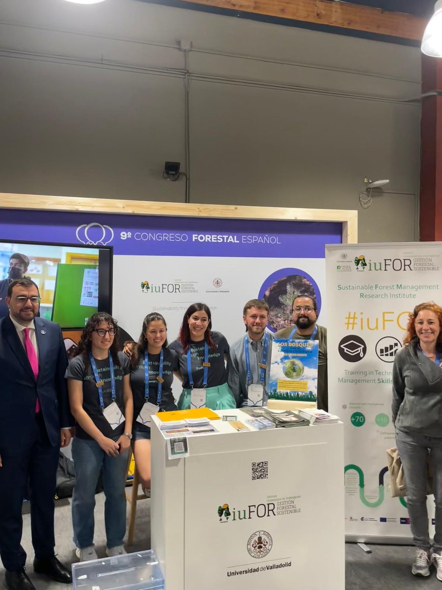 iuFOR UVa-INIA (@youngforesters) on Twitter photo Recibiendo la visita de Adrián Barbón, el presidente del <a href="/GobAsturias/">Principado de Asturias</a> , en el stand del iuFOR en el <a href="/congresoforesta/">Congreso Forestal Español</a>
#somosIUFOR Recibiendo la visita de Adrián Barbón, el presidente del <a href="/GobAsturias/">Principado de Asturias</a> , en el stand del iuFOR en el <a href="/congresoforesta/">Congreso Forestal Español</a>
#somosIUFOR
