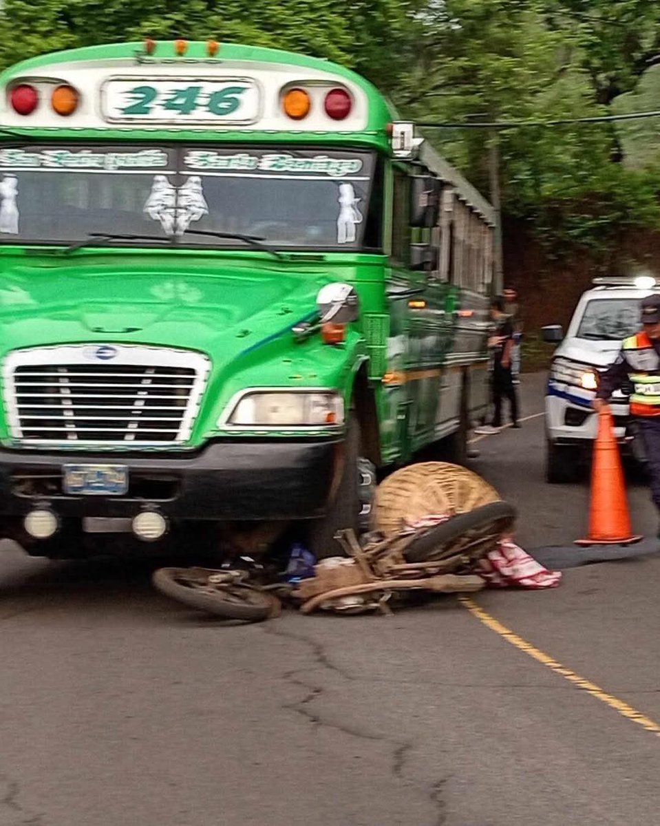 LaHuellaSV's tweet photo. 🚨VENDEDOR DE PAN MUERE TRAS SER EMBESTIDO POR BUS EN SONSONATE

Un motociclista que repartía pan murió tras ser arrollado por un bus de la ruta 246 en la carretera entre Santo Domingo de Guzmán y Sonsonate.

Según testigos, el hombre fue embestido cuando circulaba en su motocicleta. A pesar de ser trasladado al hospital, falleció horas después. Era conocido por llevar el pan cada mañana a las comunidades de la zona.