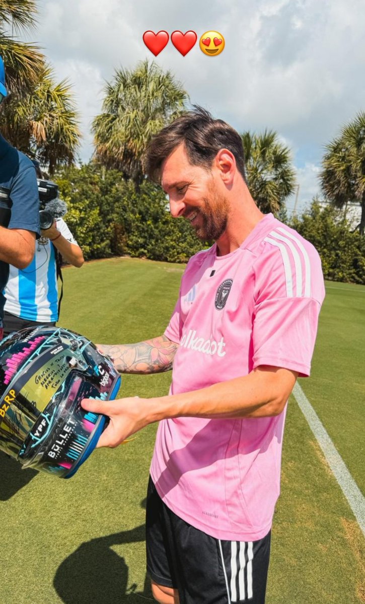 Dame lo más argentino que tengas hoy:
Leo con el casco de <a href="/FranColapinto/">Franco Colapinto</a> 🇦🇷🇦🇷🇦🇷💪 vamos Argentina!!! 💙🩷 <a href="/leomessisite/">Leo Messi</a>
