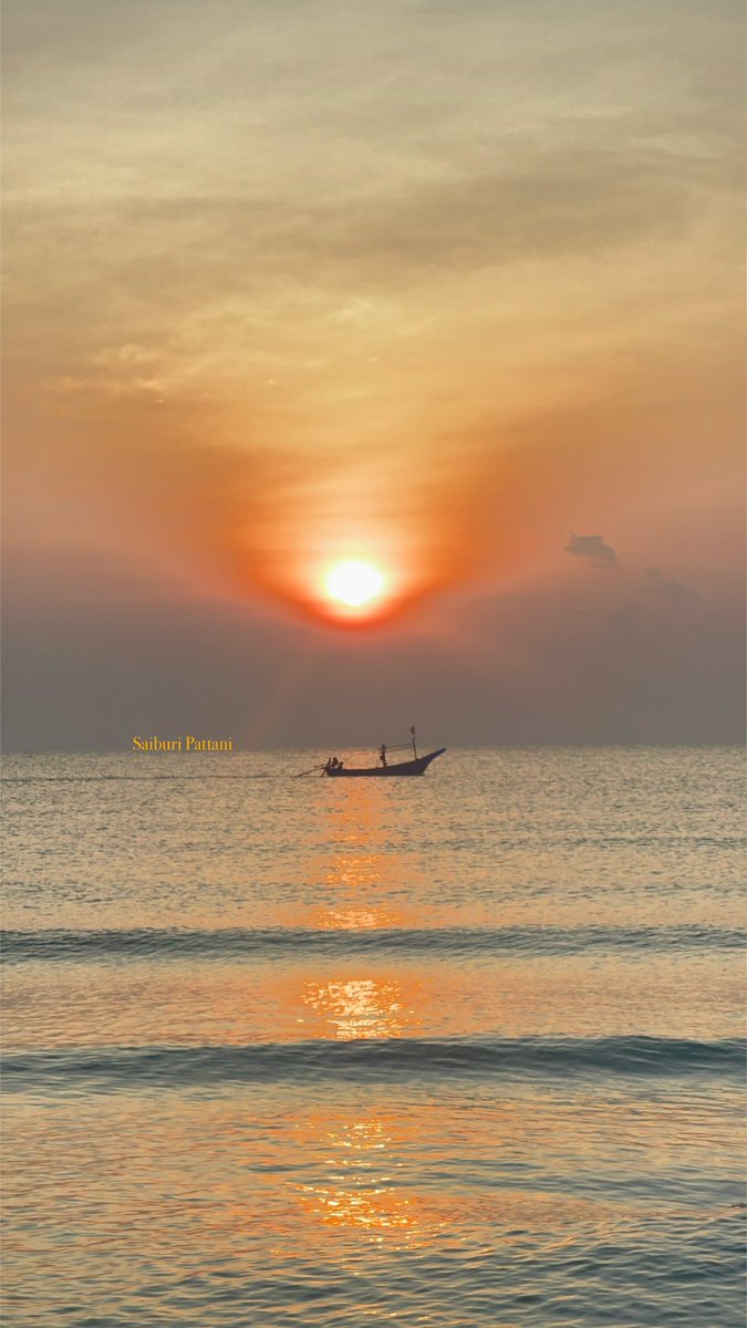 เอ็นดูเขาระวัง
ตัวเองจะลำบาก
เพราะเวลาเราลำบาก
ไม่มีใครมาเอ็นดูเรา
#ทะเล #สายบุรี #ปัตตานี