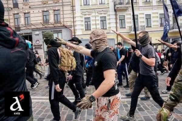 В 2006 году в Таллине был один из первых гей-прайдов. Тогда на него напали хранители традиционных ценностей - угадайте, какой национальности. Били людей камнями и дубинками. 
Потом был 2007-й год - и Бронзовая ночь. Первая попытка устроить ДНР в пост-советских странах. Эстонский