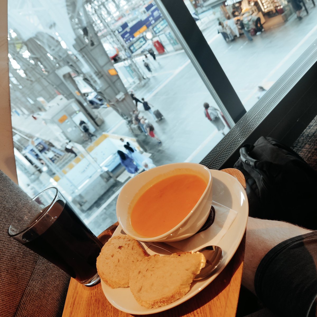 VikingonRails's tweet image. Een prima currytje in de @DB_Bahn lounge in #Frankfurt! 🤤👌

Qua smaak heul prima! 😍 Alleen voor de baard toch wel heel vloeibaar! 😅

#treinleven #WorldonRails #createyourownstory #interrail @Interrail