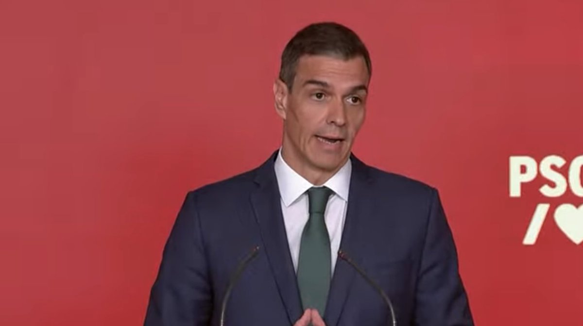 Sánchez aparece de nuevo con las dos sombras en su rostro. Pretender normalizar las manchas  (espero que sólo sea a lo referente al make up) mientras nos asegura que "el pose es una organización limpia"...