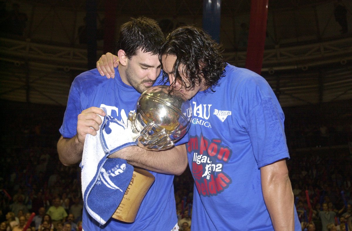 Baskonia's tweet photo. Hace 23  años de una temporada inolvidable donde conquistamos el DOBLETE 🏆🏆

🔙 El 18 de junio de 2002 hicimos HISTORIA 

#GoazenBaskonia https://t.co/Z4fpILLWE4