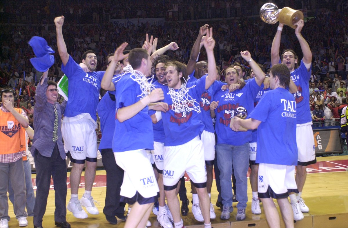 Baskonia's tweet photo. Hace 23  años de una temporada inolvidable donde conquistamos el DOBLETE 🏆🏆

🔙 El 18 de junio de 2002 hicimos HISTORIA 

#GoazenBaskonia https://t.co/Z4fpILLWE4