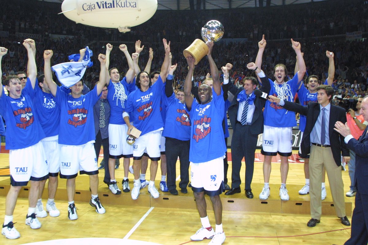 Baskonia's tweet photo. Hace 23  años de una temporada inolvidable donde conquistamos el DOBLETE 🏆🏆

🔙 El 18 de junio de 2002 hicimos HISTORIA 

#GoazenBaskonia https://t.co/Z4fpILLWE4