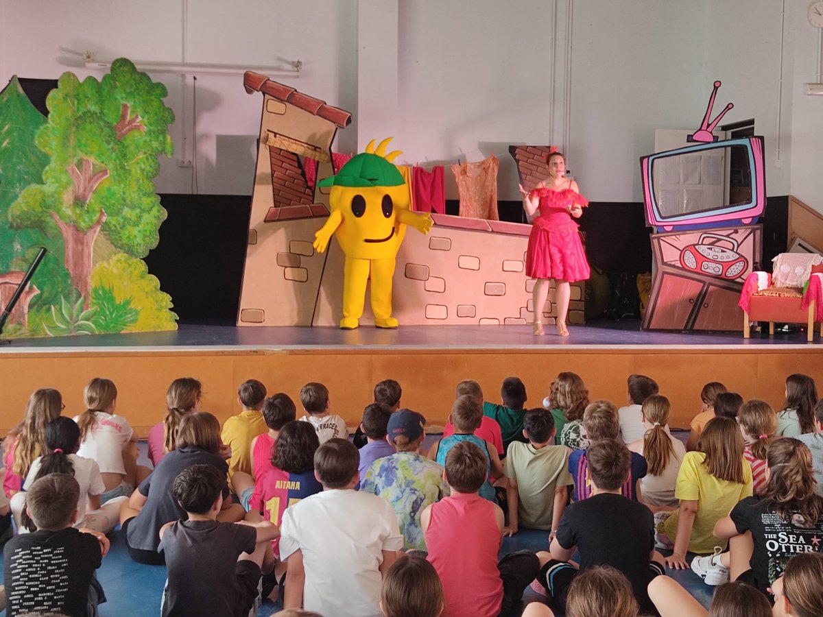 Protecció civil (@emergenciescat) on Twitter photo 👥 Un centenar d’alumnes de 5è i 6è de la Selva del Camp <a href="/AjSelvadelCamp/">Aj. Selva del Camp</a> aprenen a través del teatre com celebrar una revetlla segura
💥 L'obra "A foc lent" de #ProteccióCivil s'ha representat aquest any en una desena de localitats de tot Catalunya
👇
gen.cat/3SW57lP 👥 Un centenar d’alumnes de 5è i 6è de la Selva del Camp <a href="/AjSelvadelCamp/">Aj. Selva del Camp</a> aprenen a través del teatre com celebrar una revetlla segura
💥 L'obra "A foc lent" de #ProteccióCivil s'ha representat aquest any en una desena de localitats de tot Catalunya
👇
gen.cat/3SW57lP