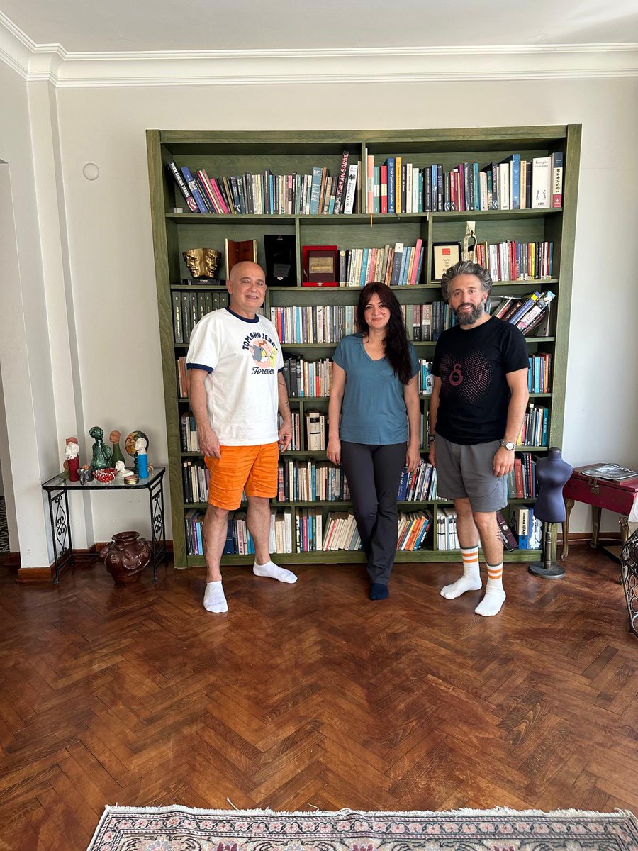 Cihangir’in değerli sakinlerinden, yazar Seray Şahiner’in evine konuk olduk. Güzel güzel sohbet ettik, kahvelerimizi içtik.  
Sonra dedik ki;
Her şeye rağmen gülmeye, eğlenmeye devam! 😊  
Çok iyi geldi, çok da güzel oldu.  

#Cihangir #Mahalle #SerayŞahiner  #vatanmilletsamatya