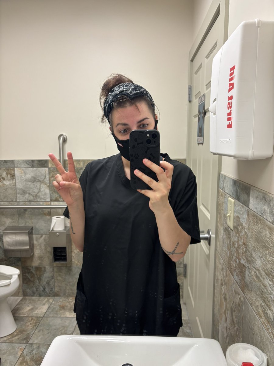Only 9:30 in the morning and I already got anal glanded ✌️😗