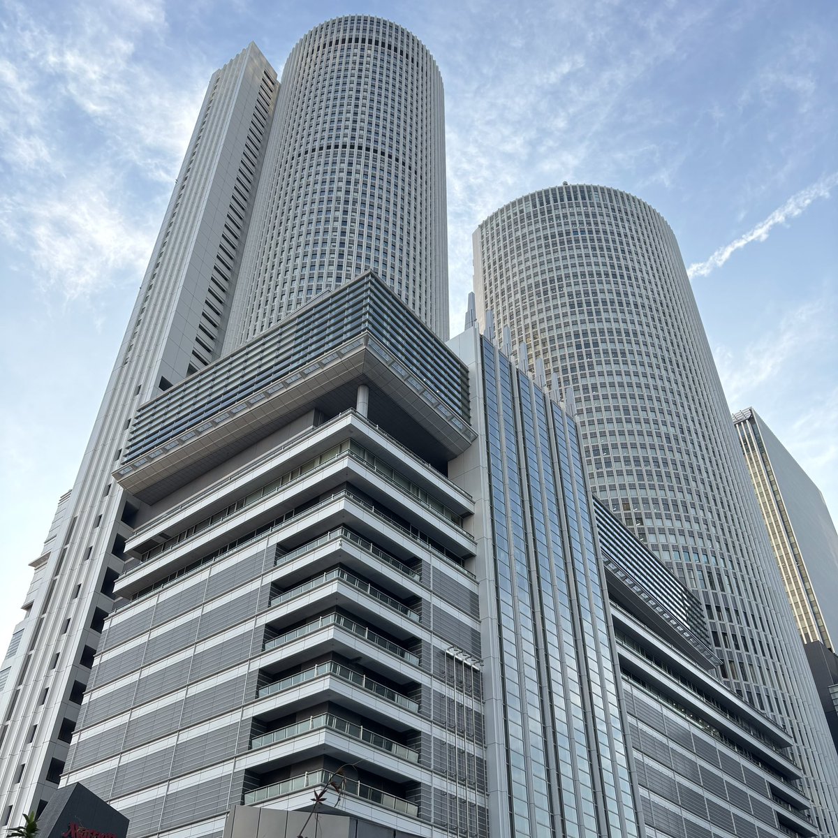 久しぶりの愛知県ー！
企業の安全大会の講演を務めたあと、
名古屋で途中下車し、
会いたい人に会ってきました。

ドラゴンズの場内アナウンスを担当され、
私の名古屋時代を支えていただいた方です。

たった１シーズンでしたが、
この方がいらっしゃったからこそ
楽しい思い出しか残っていません。