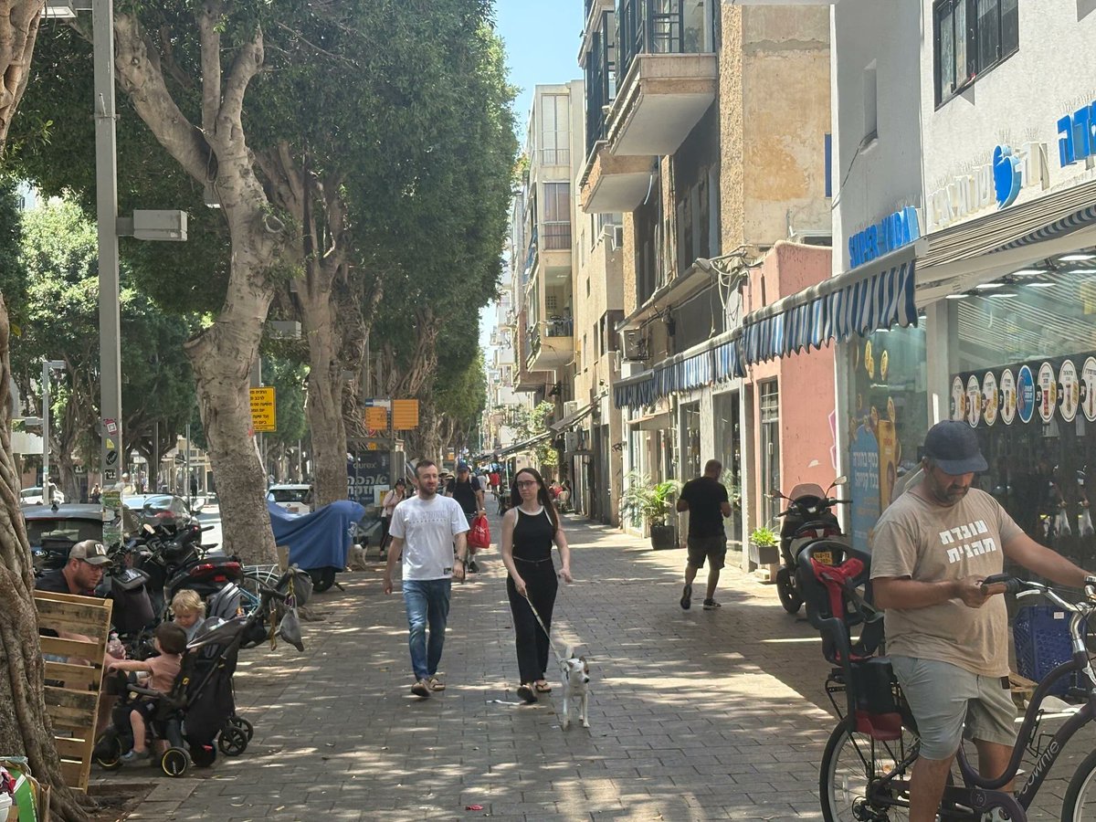 Martin Lieberman 🎗️ (@martinlieberman) on Twitter photo I love the Israeli spirit ... Only in Tel Aviv does the aftermath of a ballistic missile barrage still include sunbathers (at Gordon Beach) and patrons sipping coffee (on Dizengoff Street). #amyisraelchai timesofisrael.com/when-tel-aviv-… I love the Israeli spirit ... Only in Tel Aviv does the aftermath of a ballistic missile barrage still include sunbathers (at Gordon Beach) and patrons sipping coffee (on Dizengoff Street). #amyisraelchai timesofisrael.com/when-tel-aviv-…