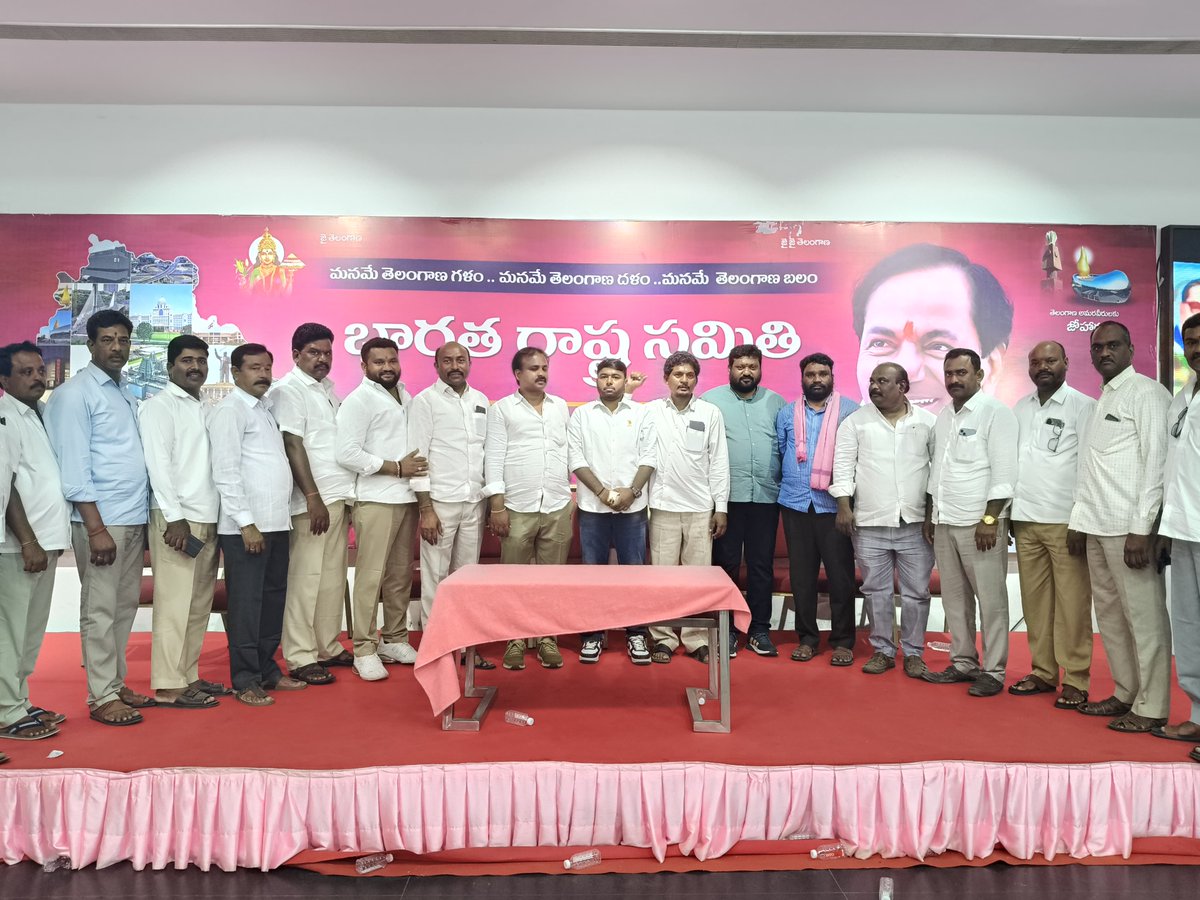 PallaSunder's tweet image. ఫార్ములా-ఈ కేసు పేరుతో @KTRBRS  గారిపై కాంగ్రెస్ ప్రభుత్వం చేస్తున్న రాజకీయ వేధింపులను నిరసిస్తూ, దయన్న పిలుపుతో తెలంగాణ భవన్ వద్ద ‘దయన్న సైన్యం’ ధీర్మంగా మద్దతుగా నిలిచింది.

@EDRBRS @BRSparty @BRSHarish 

#IStandWithKTR #FormulaECase #PoliticalVendetta #BRS #TelanganaBhavan…