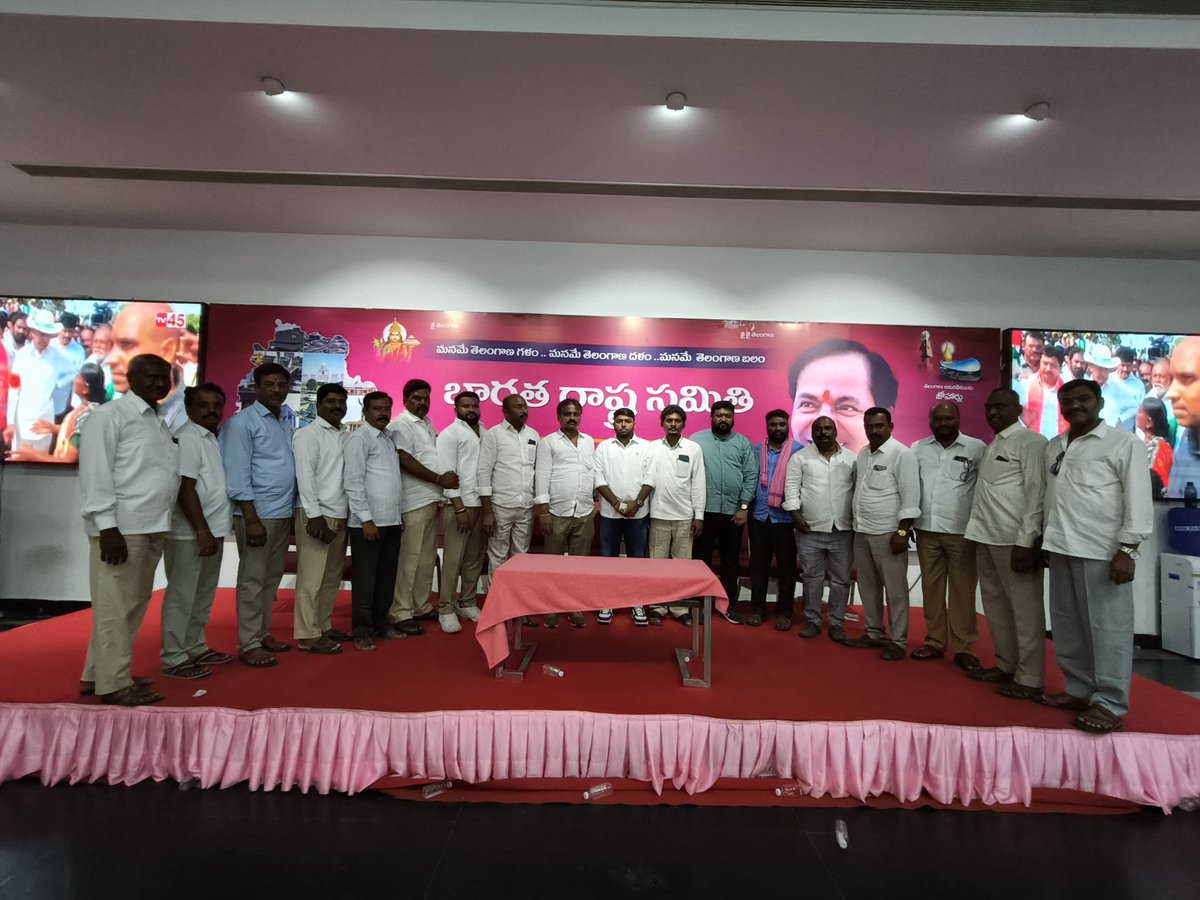 PallaSunder's tweet image. ఫార్ములా-ఈ కేసు పేరుతో @KTRBRS  గారిపై కాంగ్రెస్ ప్రభుత్వం చేస్తున్న రాజకీయ వేధింపులను నిరసిస్తూ, దయన్న పిలుపుతో తెలంగాణ భవన్ వద్ద ‘దయన్న సైన్యం’ ధీర్మంగా మద్దతుగా నిలిచింది.

@EDRBRS @BRSparty @BRSHarish 

#IStandWithKTR #FormulaECase #PoliticalVendetta #BRS #TelanganaBhavan…