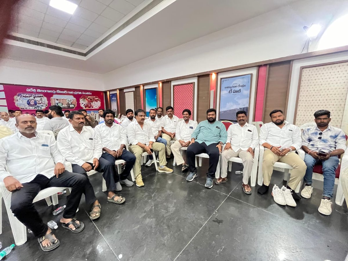 PallaSunder's tweet image. ఫార్ములా-ఈ కేసు పేరుతో @KTRBRS  గారిపై కాంగ్రెస్ ప్రభుత్వం చేస్తున్న రాజకీయ వేధింపులను నిరసిస్తూ, దయన్న పిలుపుతో తెలంగాణ భవన్ వద్ద ‘దయన్న సైన్యం’ ధీర్మంగా మద్దతుగా నిలిచింది.

@EDRBRS @BRSparty @BRSHarish 

#IStandWithKTR #FormulaECase #PoliticalVendetta #BRS #TelanganaBhavan…