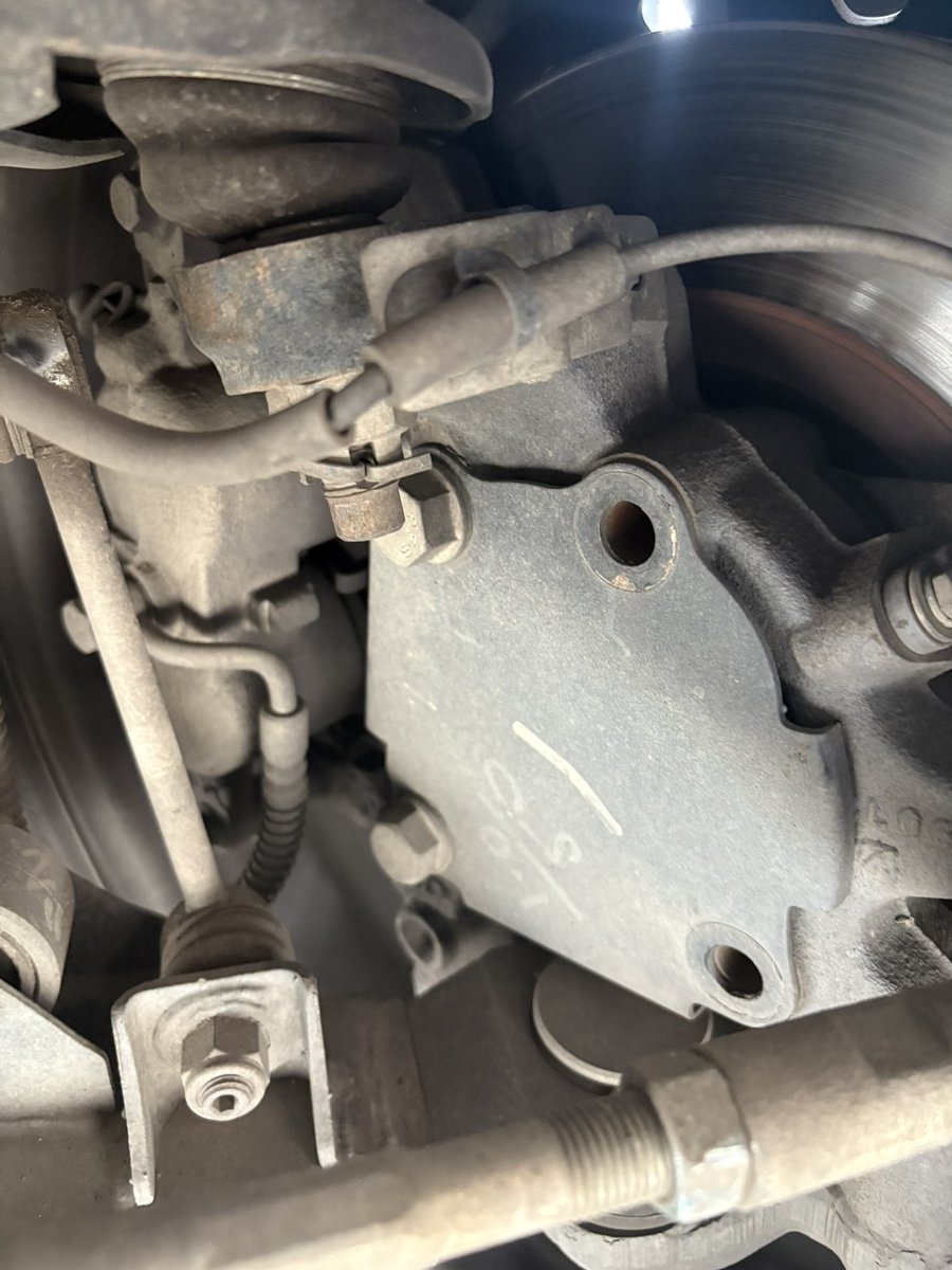 Nikhilsingh21_'s tweet image. I’m A Mahindra Fan But Their Service Centre’s Are The Worse 💔
After 4th Service They Forgot To Fit 2 Huge Nuts While Changing Brake Pads.
Today My Car Almost Crashed & ABS Warning Popped Up. Local Mechanic Told Me “Bhaiya Tire baahar aa jata”😂
I Can Check Nuts In Front Of…