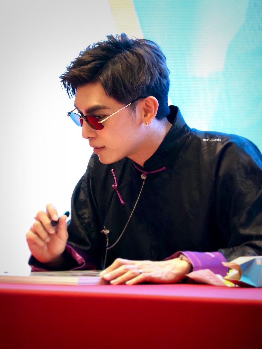 makopanda555's tweet photo. sign ✒️
名前をしっかり確認🥹

DAYLIFE WITH U 
#MEWFANSIGNinShanghai
#MewSuppasit 
@MSuppasit https://t.co/NbsOJfyHHv