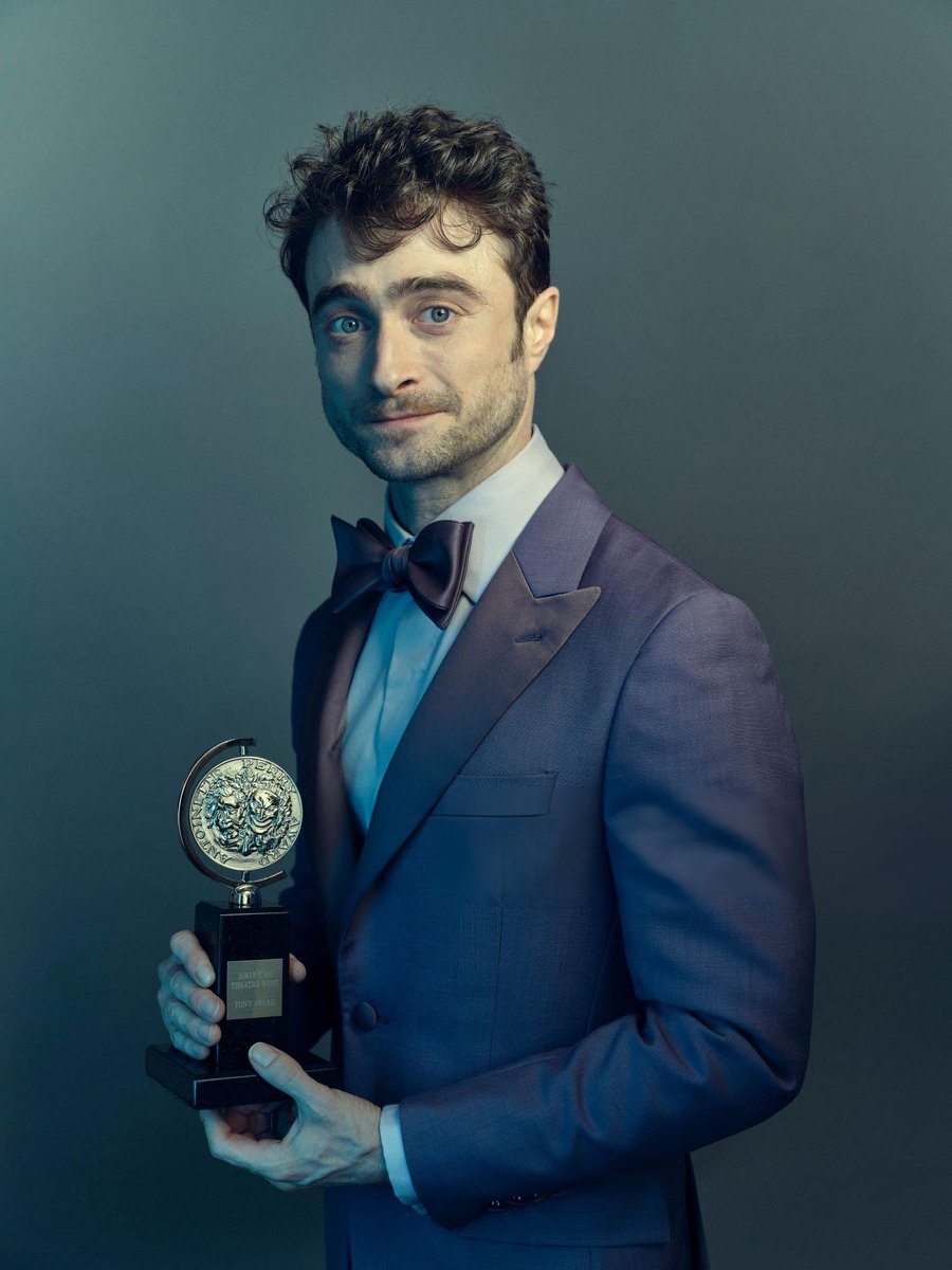 Jenny2899901's tweet photo. It’s been 1 year since Dan won his first Tony Award! Congratulations again Dan and thank you so much for playing the role of Charley Kringas!! 

💜✨💜🌟

#DanielRadcliffe #DanielJacobRadcliffe #MerrilyWeRollAlong #MerrilyWeRollAlongBroadway #MerrilyOnBway #TonyAwards2024 https://t.co/27MQwDn74a