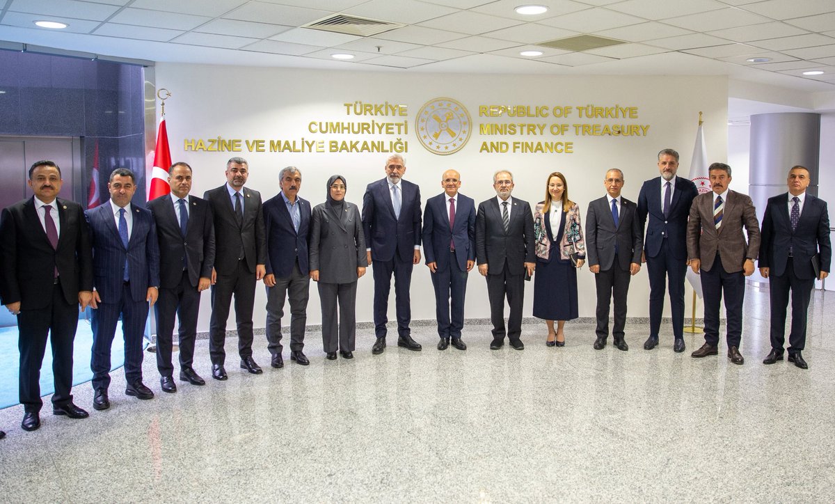Hazine ve Maliye Bakanımız Sayın Mehmet Şimşek evsahipliğinde Güneydoğu Anadolu Bölgesi milletvekilleri olarak bir araya geldik. 

Sayın Bakanımızın bölge ve ülke ekonomisi üzerine sunumlarını dinleme, şehrimizin ve bölgemizin ekonomik ihtiyaçlarını, yatırım beklentilerini