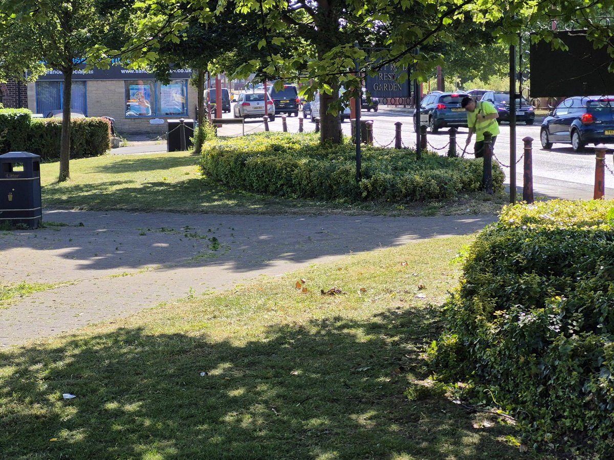 Scott Road Rest Garden in Droylsden is looking tidy and welcoming following pruning and other maintenance work by our operations and greenspace team🌳 

#OurStreets
