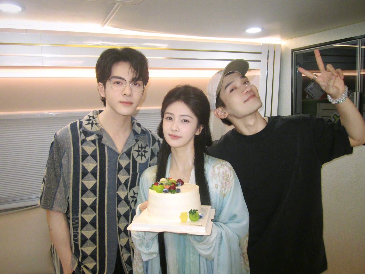 dramapotatoe's tweet image. #ZengShunxi shares new snaps as he and #LiangYongqi visit #Feud costar #BaiLu on set