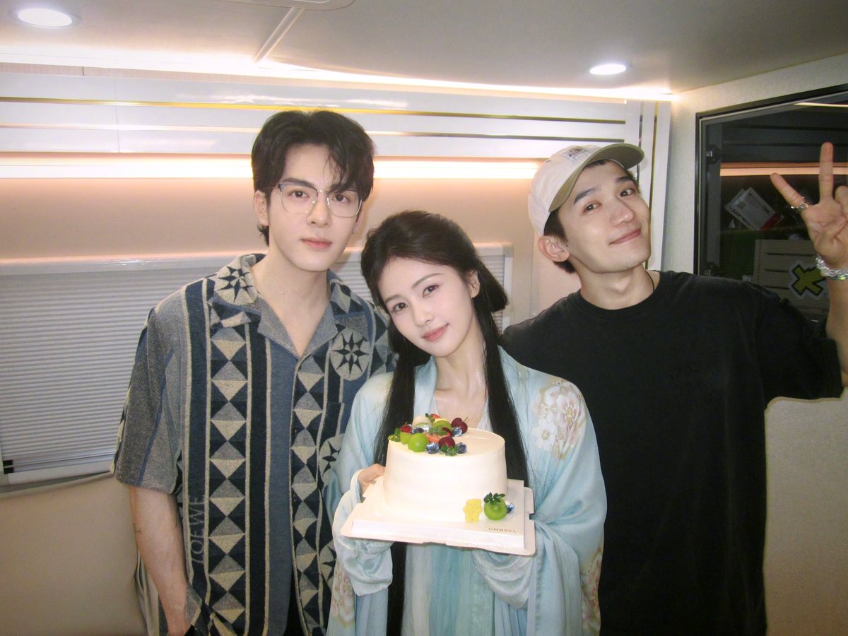 dramapotatoe's tweet image. #ZengShunxi shares new snaps as he and #LiangYongqi visit #Feud costar #BaiLu on set