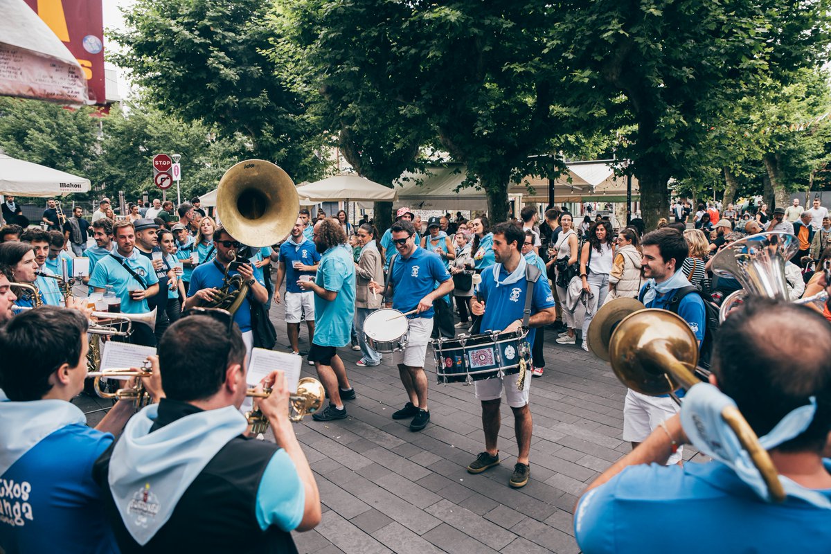 <a href="/FangoriaOficial/">Fangoria</a> <a href="/c_laborda/">Cristina Laborda</a> <a href="/Nuria_Alzaga/">Nuria Alzaga</a> 👩‍🎤 #Fangoria combatió la lluvia con un concierto que congregó a 14.000 personas

💯 El multitudinario concierto de Alaska, junto a Puro Relajo y Txaranga Eguna animaron las calles de la ciudad este fin de semana en #Irun.

📎 Lee la noticia completa aquí: irun.org/es/noticias/ac…