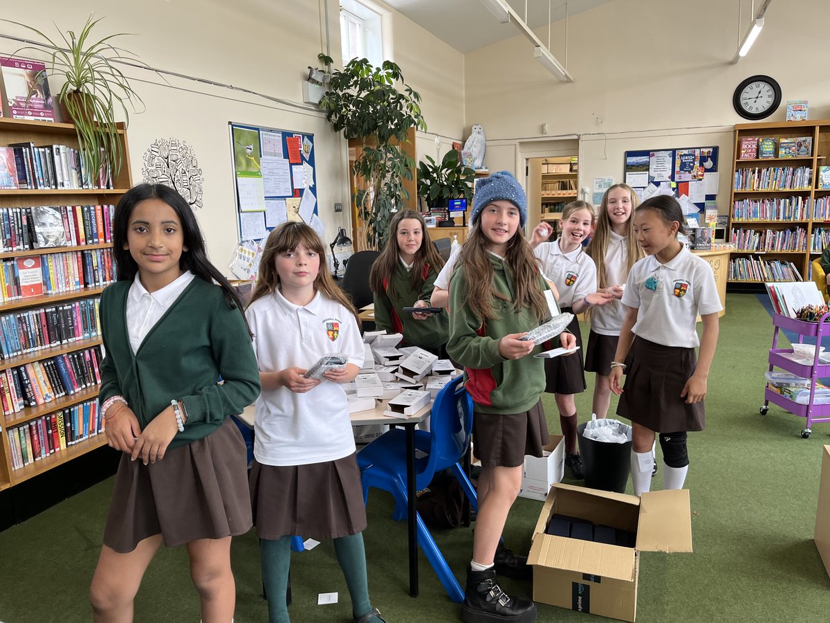 js_library's tweet image. Primary 6 pupils helping us prepare resources for our new S1&apos;s #workingtogether