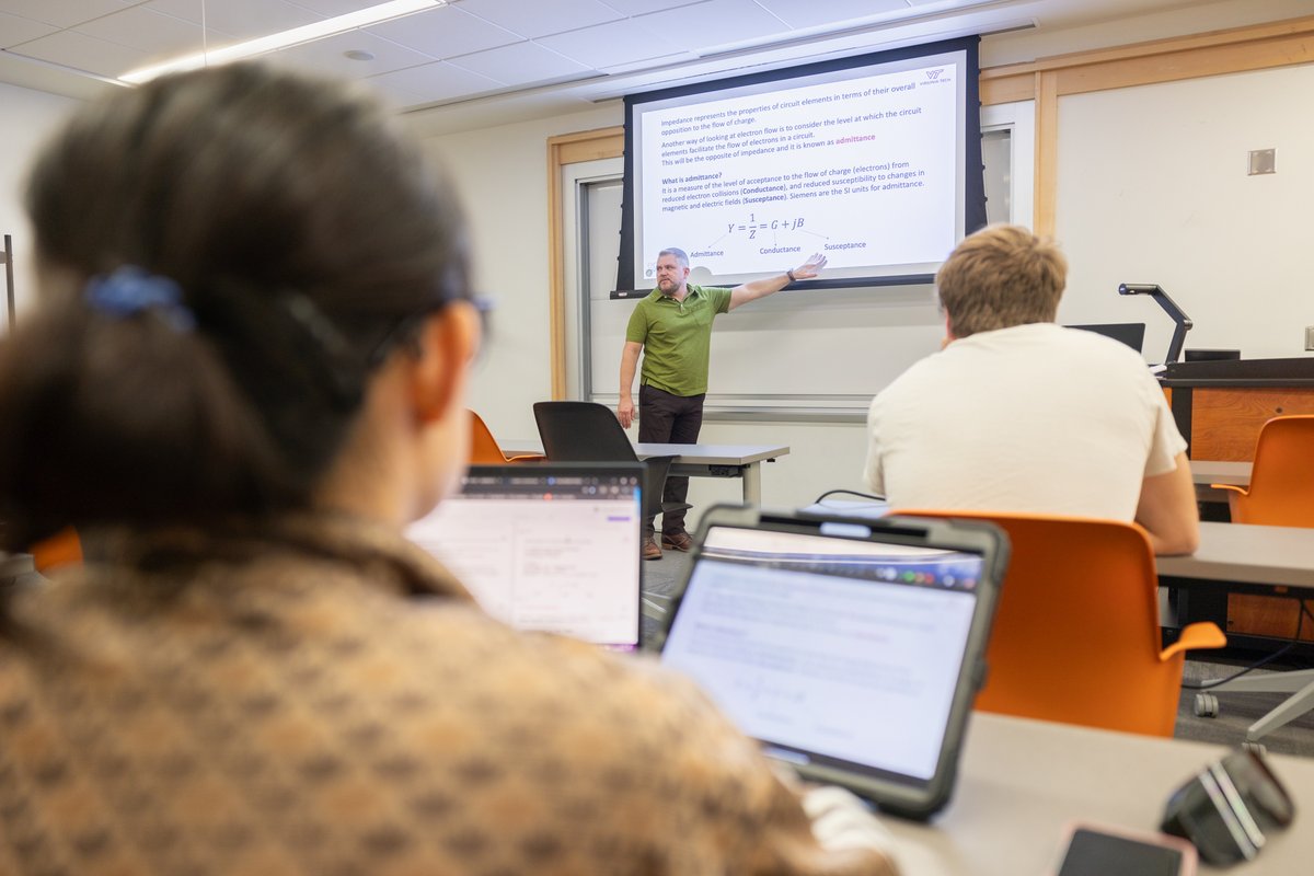 VT_ECE's tweet image. These students are escaping the heat and learning about circuits and devices with Arthur Ball! 🔥😊