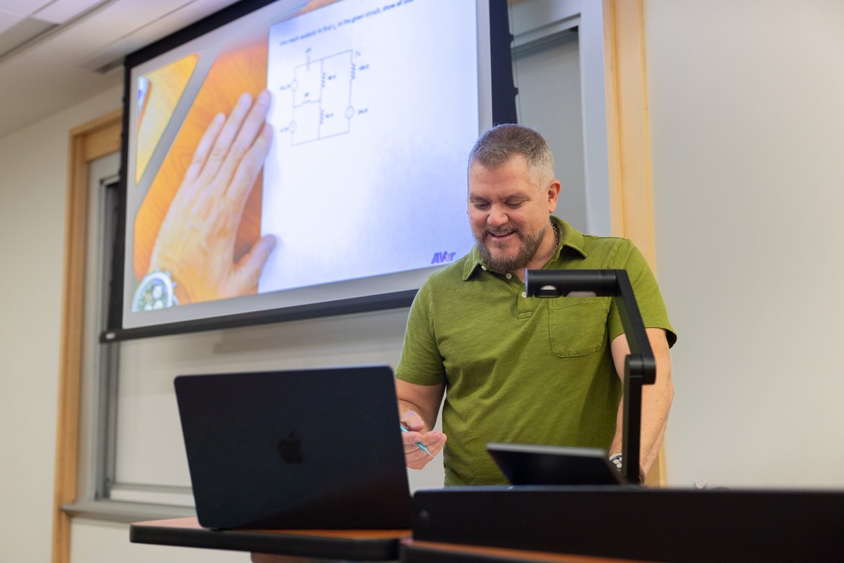 VT_ECE's tweet image. These students are escaping the heat and learning about circuits and devices with Arthur Ball! 🔥😊