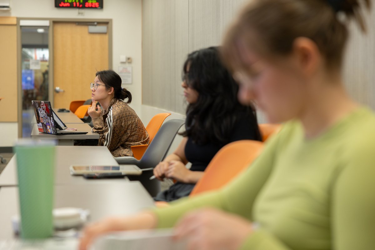VT_ECE's tweet image. These students are escaping the heat and learning about circuits and devices with Arthur Ball! 🔥😊