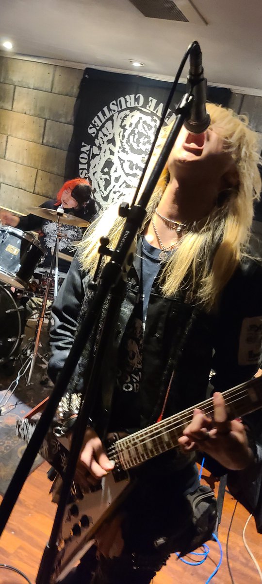 ラストのDepravity、Axe Helvete人脈をしっかり匂わせる音ながらも尖った3ピース編成＆若いメンバーが織り成す勢いと密度は凄まじく、短いステージながらしっかり跡を残しました
