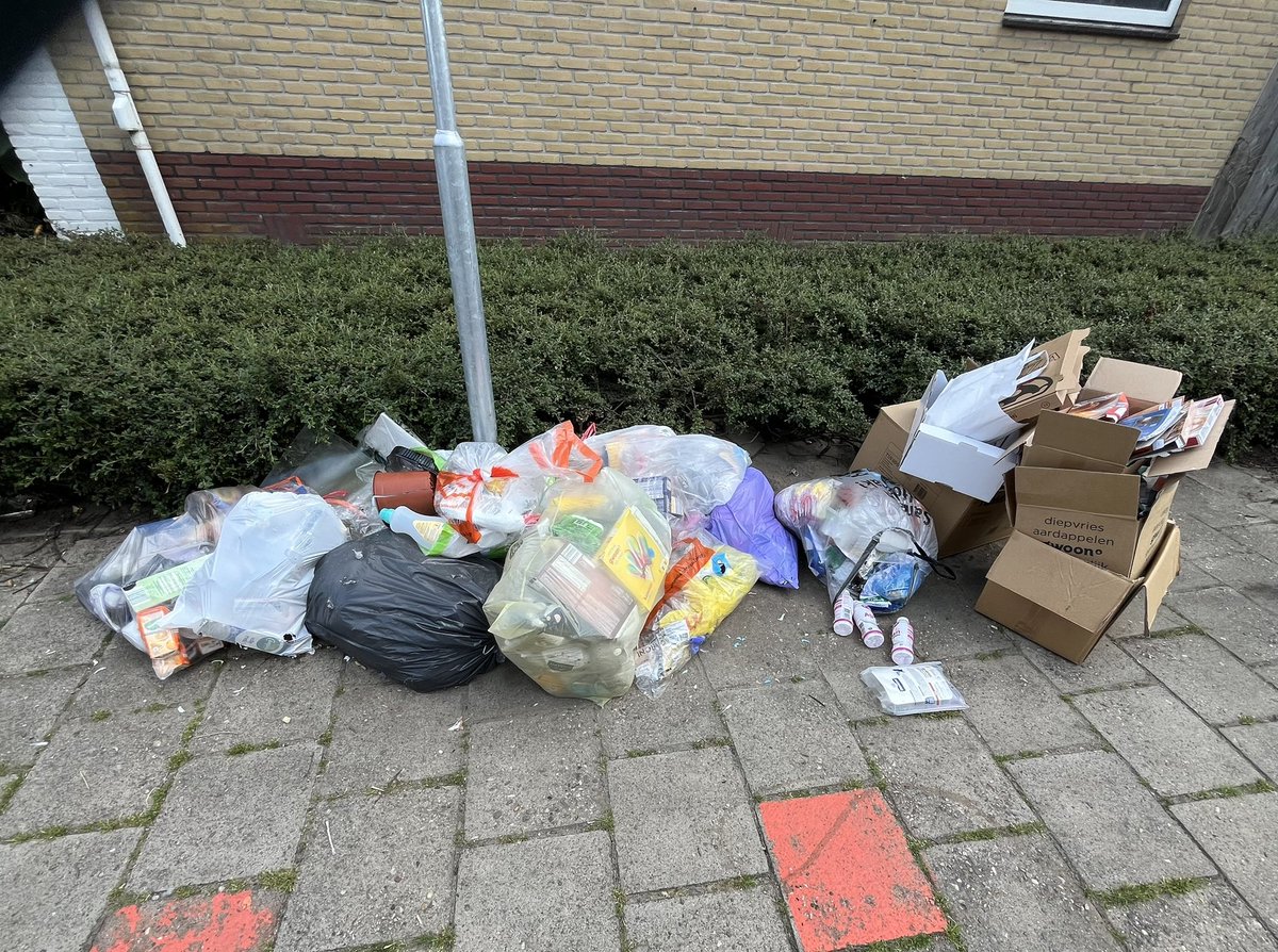afvaldumping074's tweet photo. 16 juni 2025, Ikarosstraat en Heraklesstraat #stankoverlast #vanzaknaarbak #pmdzakkenfiasco #gatochnascheiden #napelsaandeberflobeek #wegwaaiendezakken #wanbeleid #verpaupering #rattenwelkominhengelo #pappenennathouden #trekkenaaneendoodpaard #symptoombestrijding https://t.co/Vcmou1mngs