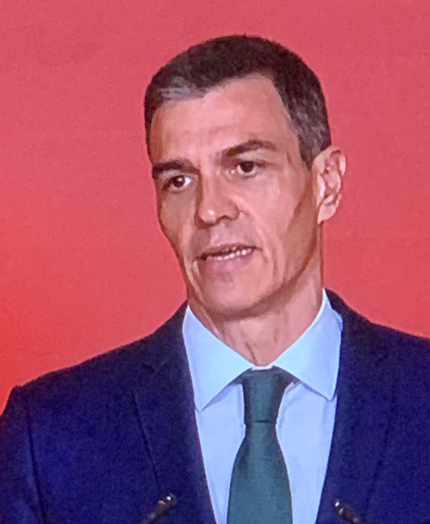 Martitaruiz's tweet photo. No existe tanto maquillaje para tapar toda la corrupción que rezuma.
#Contouring
#SanchezDimisión https://t.co/OSX4nl64AC
