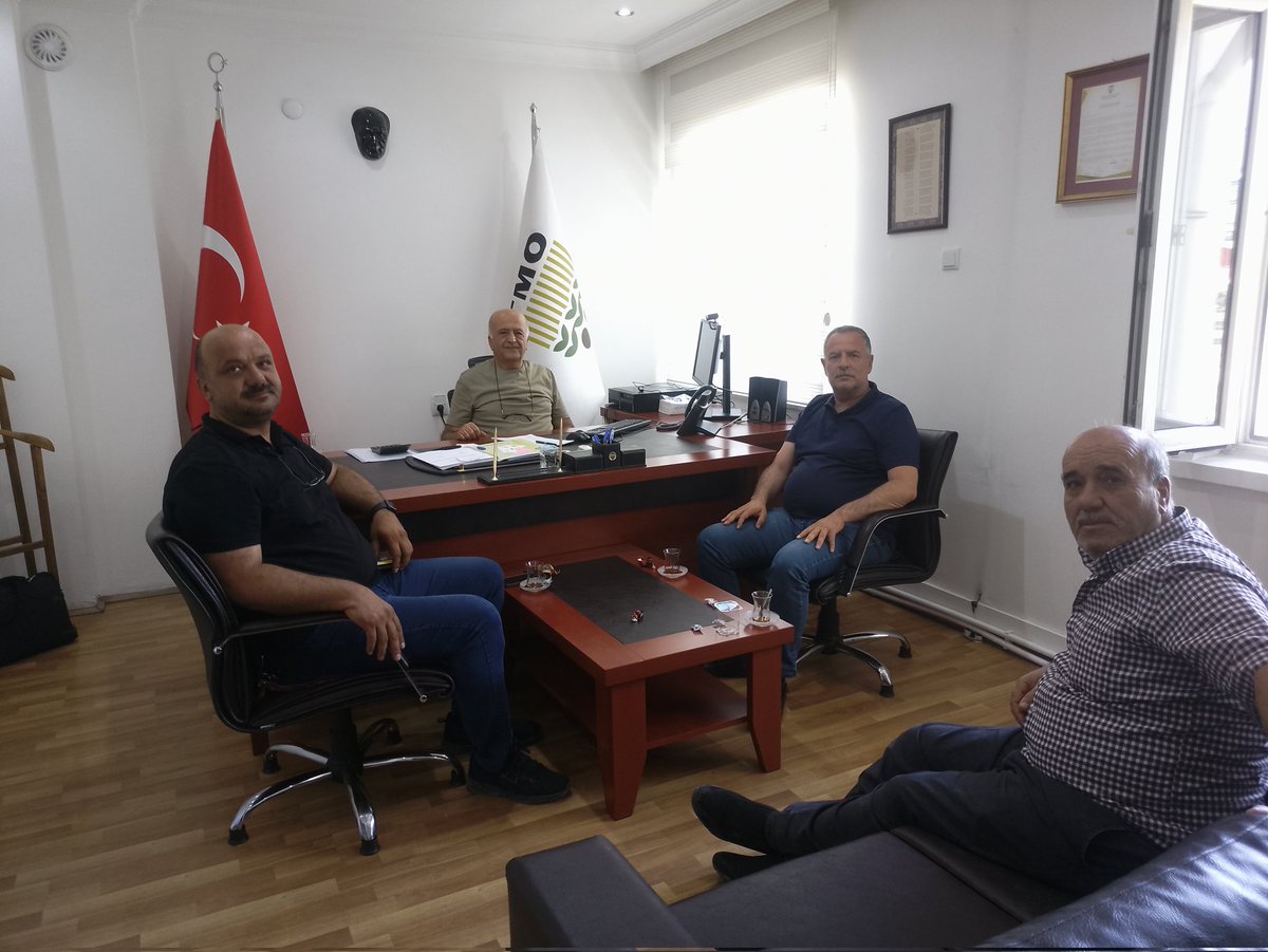TMO Akşehir Şube Müdürlüğü görevine başlayan Mehmet Abas' a Borsamız Yönetim Kurulu Başkan Yardımcısı Çınar Galip Akyol , Meclis Başkanı Rafet Akçetin , Yönetim Kurulu Üyesi Sefer Uykun ziyarette bulunarak,
Yeni görevinde başarılar diledi.