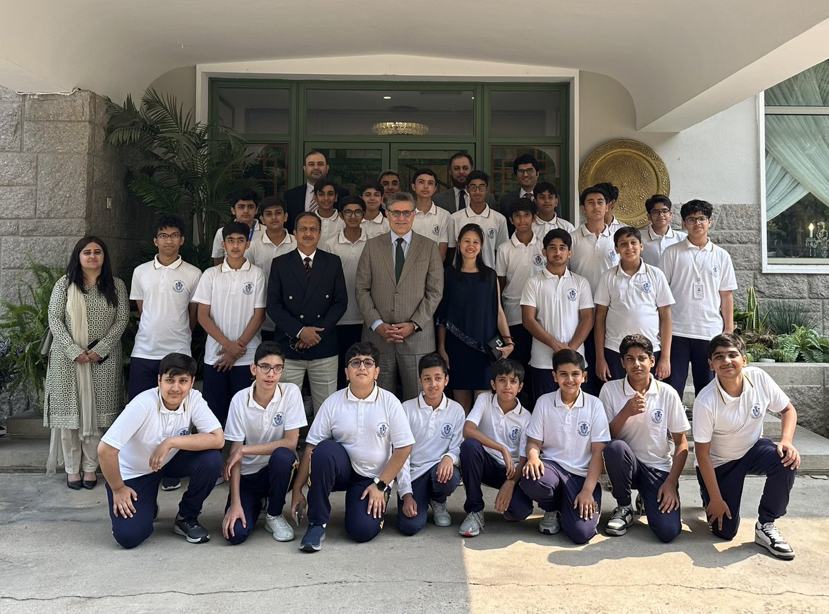 Delighted to welcome a delegation of young students from Aitchison College at the Pakistan House on Friday. Very happy by the fact that this visit had active inputs from the Embassy; in our bid to foster exchanges between the younger generation to pass on the torch of friendship.