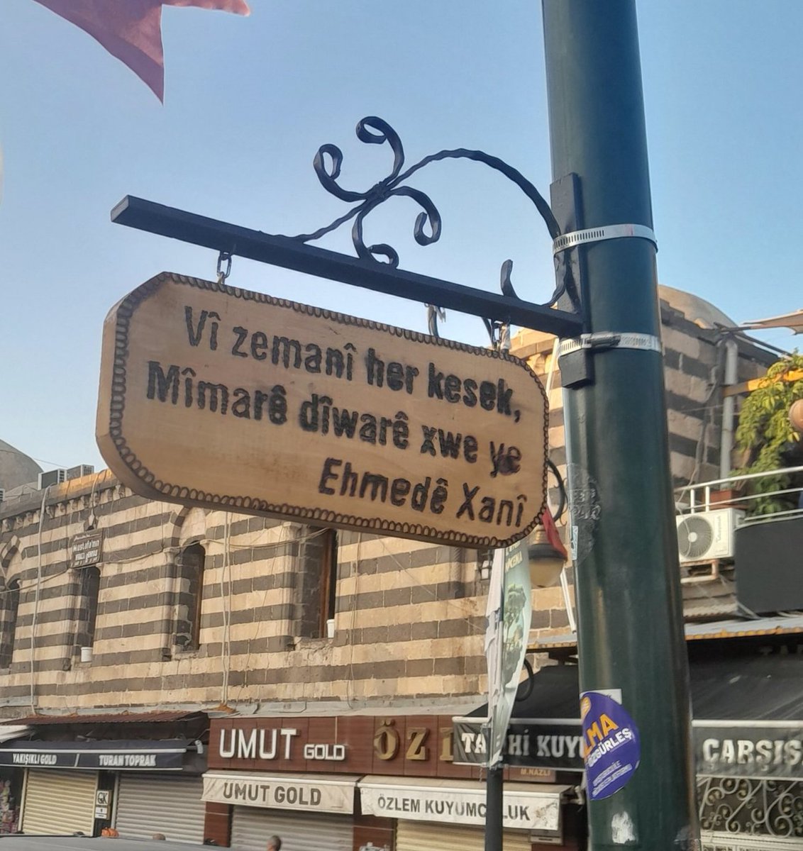 Vî zemanî her kesek, 
Mîmarê dîwarê xwe ye

Ehmedê Xanî