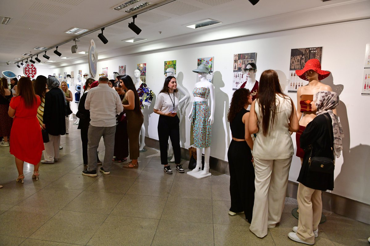 IKUedu's tweet photo. İKÜ Moda Tasarımı Programının mezuniyet aşamasındaki öğrencilerinin giysi tasarımlarının yer aldığı "Kültürün İzinde - ÖZ"  isimli sergi, İKÜ Sanat Galerisi'nde (İKÜSAG) ziyarete açıldı. https://t.co/xtN3byqf5N
