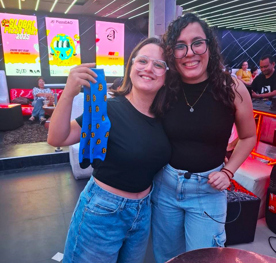 HiMetamerch's tweet image. A few weeks ago, we joined @Pizza_DAO Global Pizza Party to celebrate the legendary Bitcoin Pizza Day 🍕
We loved seeing the happy faces of the winners of our BITCOIN SOCKS 🔥🧦
Long live web3 style 💥