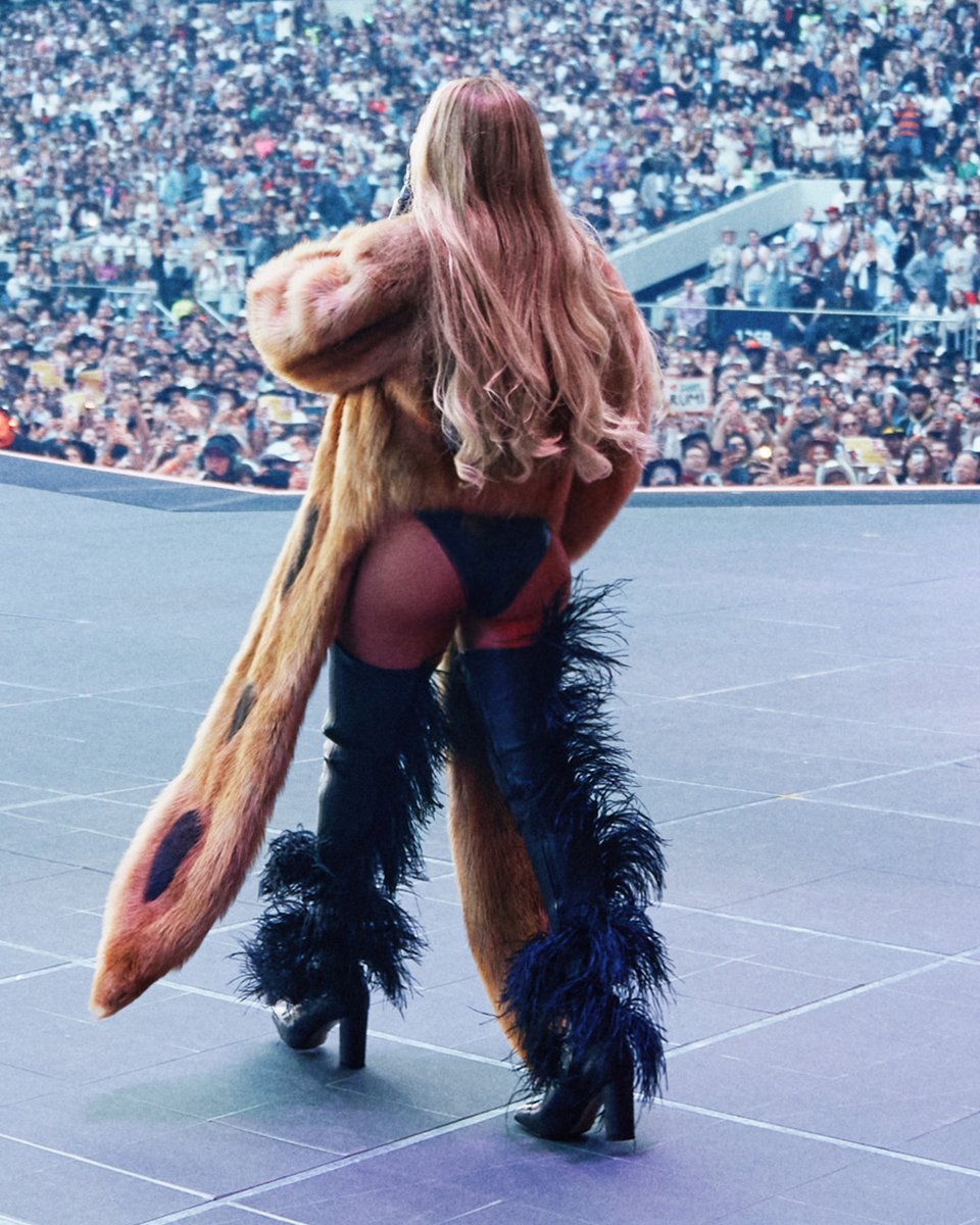 A #Ferragamomoment with Beyoncé performing in London during the Cowboy Carter Tour wearing a #FerragamoCustom look by Maximilian Davis.
   
#InFerragamo  

Styled by Shiona Turini 
Photographed by Julian Dakdouk