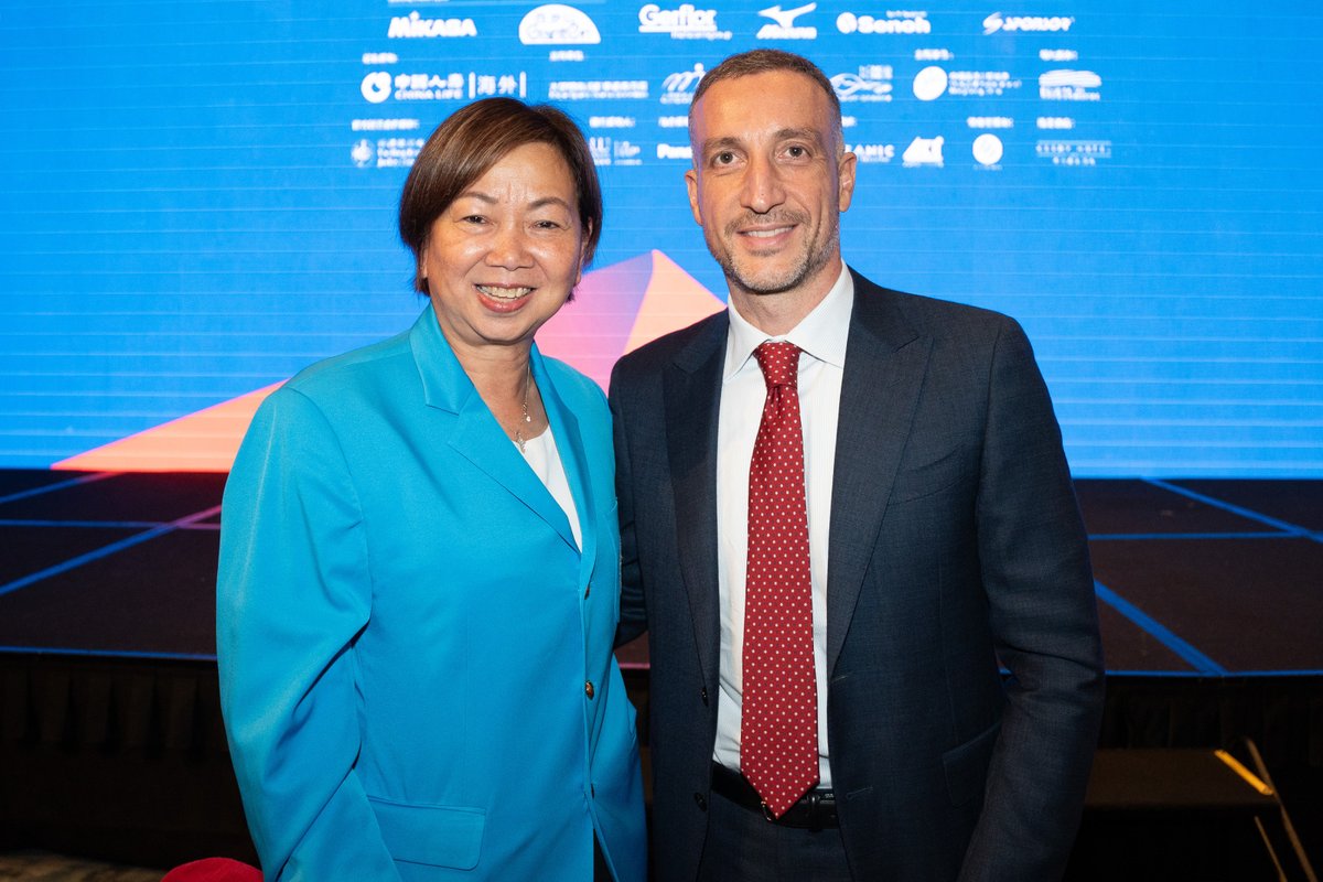 Federvolley's tweet image. 🌏 𝐕𝐍𝐋 𝐖𝐄𝐋𝐂𝐎𝐌𝐄 𝐃𝐈𝐍𝐍𝐄𝐑 📸

Splendida accoglienza per le azzurre ad Hong-Kong 👍
Tanti sorrisi 😁 nel corso della cena inaugurale della #Pool5
Presente anche il Console Generale italiano di Hong-Kong e Macao, Carmelo Ficarra 🫂

#LaNazionale | @volleyballworld