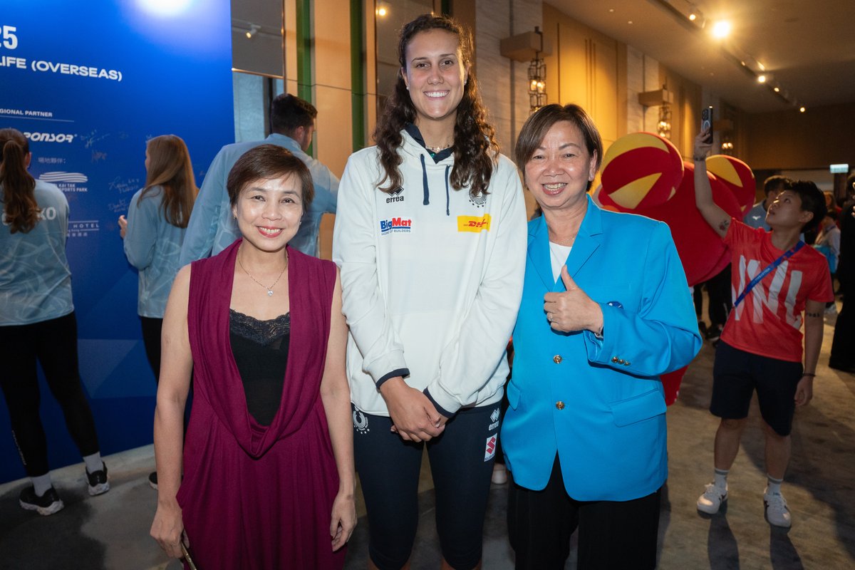 Federvolley's tweet image. 🌏 𝐕𝐍𝐋 𝐖𝐄𝐋𝐂𝐎𝐌𝐄 𝐃𝐈𝐍𝐍𝐄𝐑 📸

Splendida accoglienza per le azzurre ad Hong-Kong 👍
Tanti sorrisi 😁 nel corso della cena inaugurale della #Pool5
Presente anche il Console Generale italiano di Hong-Kong e Macao, Carmelo Ficarra 🫂

#LaNazionale | @volleyballworld